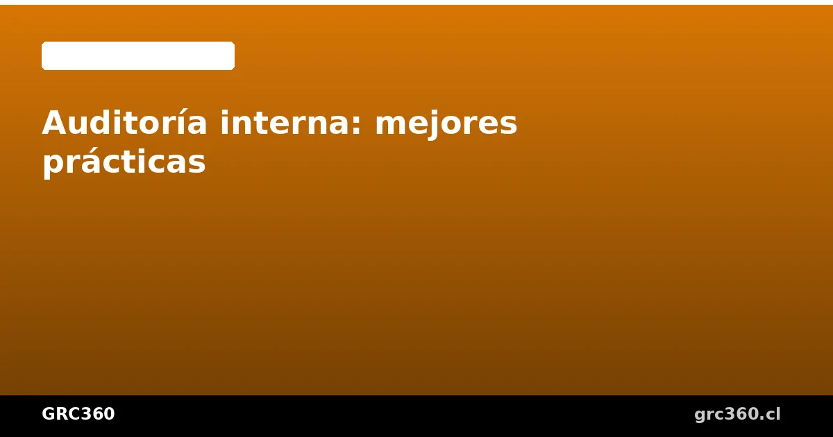 Auditor interno revisando documentación en una auditoría de sistema de gestión